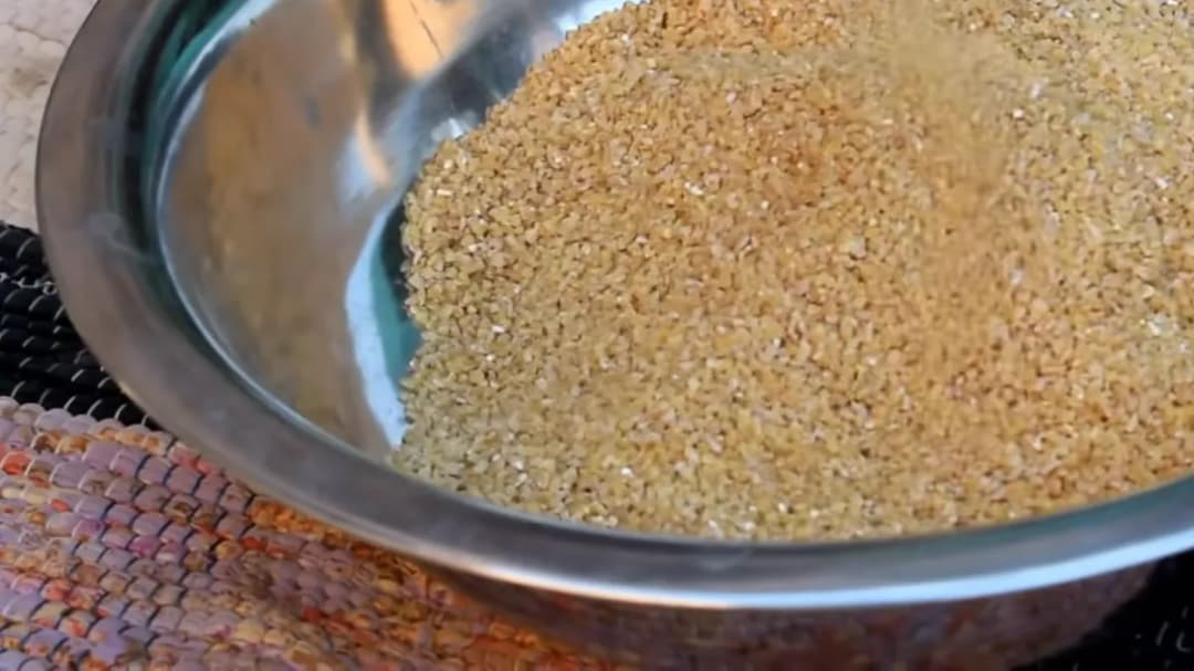 Thali me chakki par pisa hua daliya (toota gehun) — Lapsi ki mukhya samagri