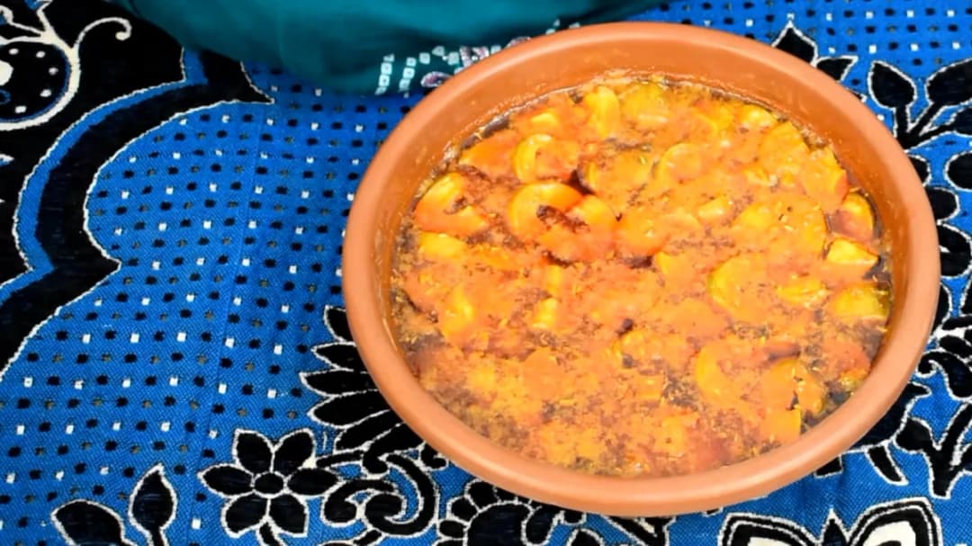 Mitti ke bartan me taiyaar aam (keri) ka achar — masale aur sarson tel me doobe aam ke tukde