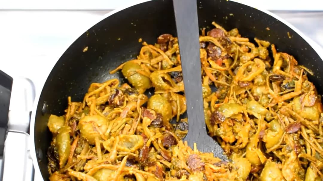 Kadhai me taiyaar Panchkuta ki sabzi — ker, sangri, gunda, kumatiya aur amchur masale me pake hue